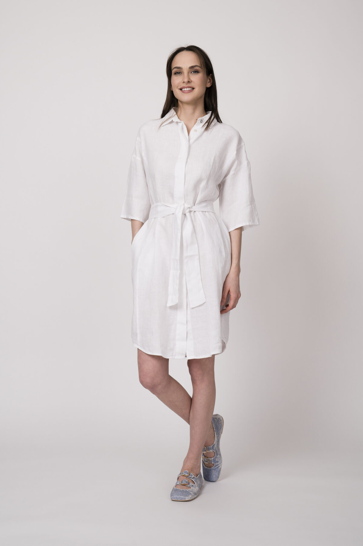 Model trägt ein weißes Kleid der Marke 0039Italy.