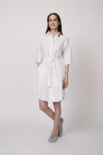 Model trägt ein weißes Kleid der Marke 0039Italy.