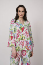 Model trägt eine bunt gemusterte Bluse der Marke Grace.