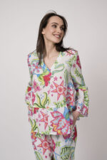 Model trägt eine bunt gemusterte Bluse der Marke Grace.