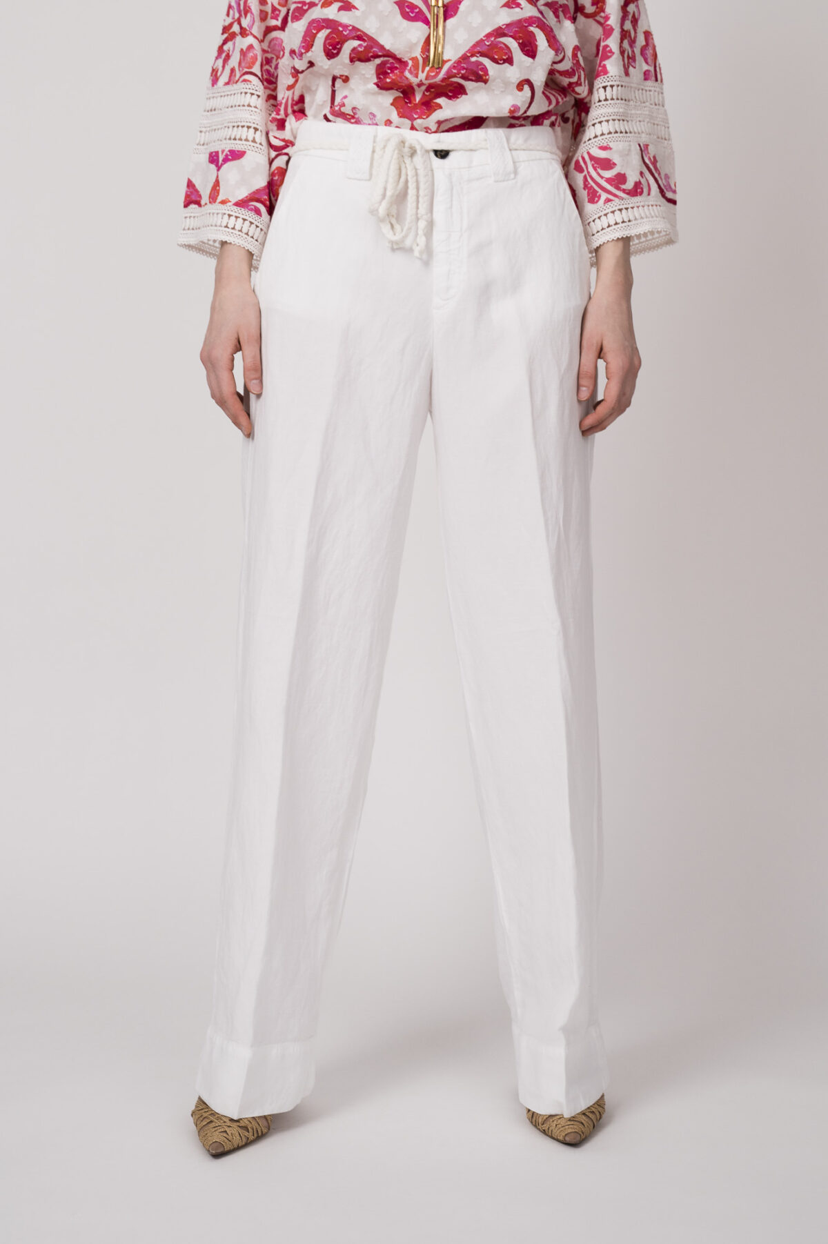 Model trägt eine weiße Hose der Marke Masons‘.