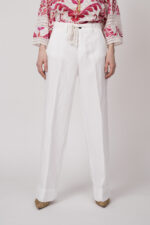 Model trägt eine weiße Hose der Marke Masons‘.