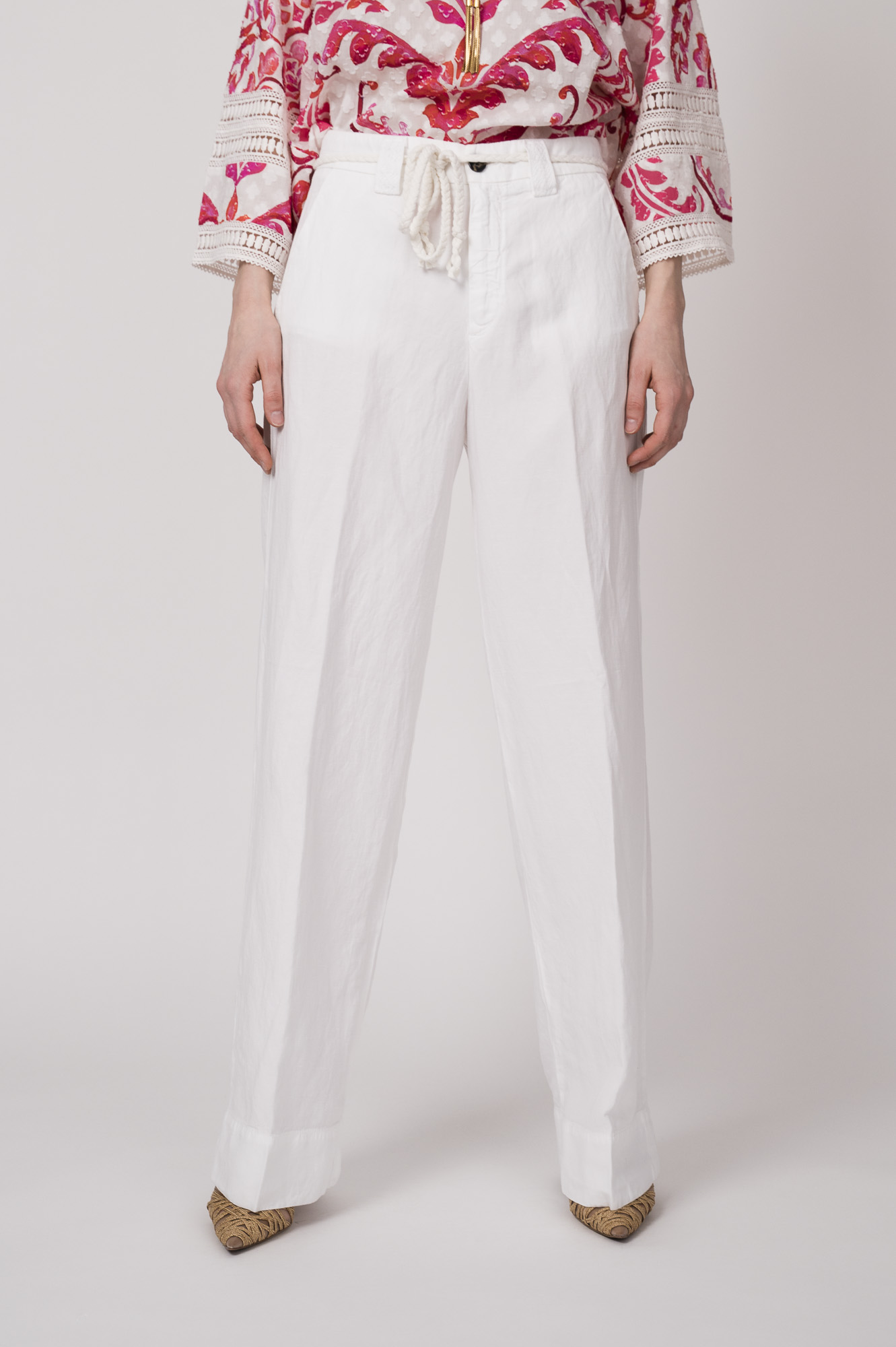 Model trägt eine weiße Hose der Marke Masons‘.