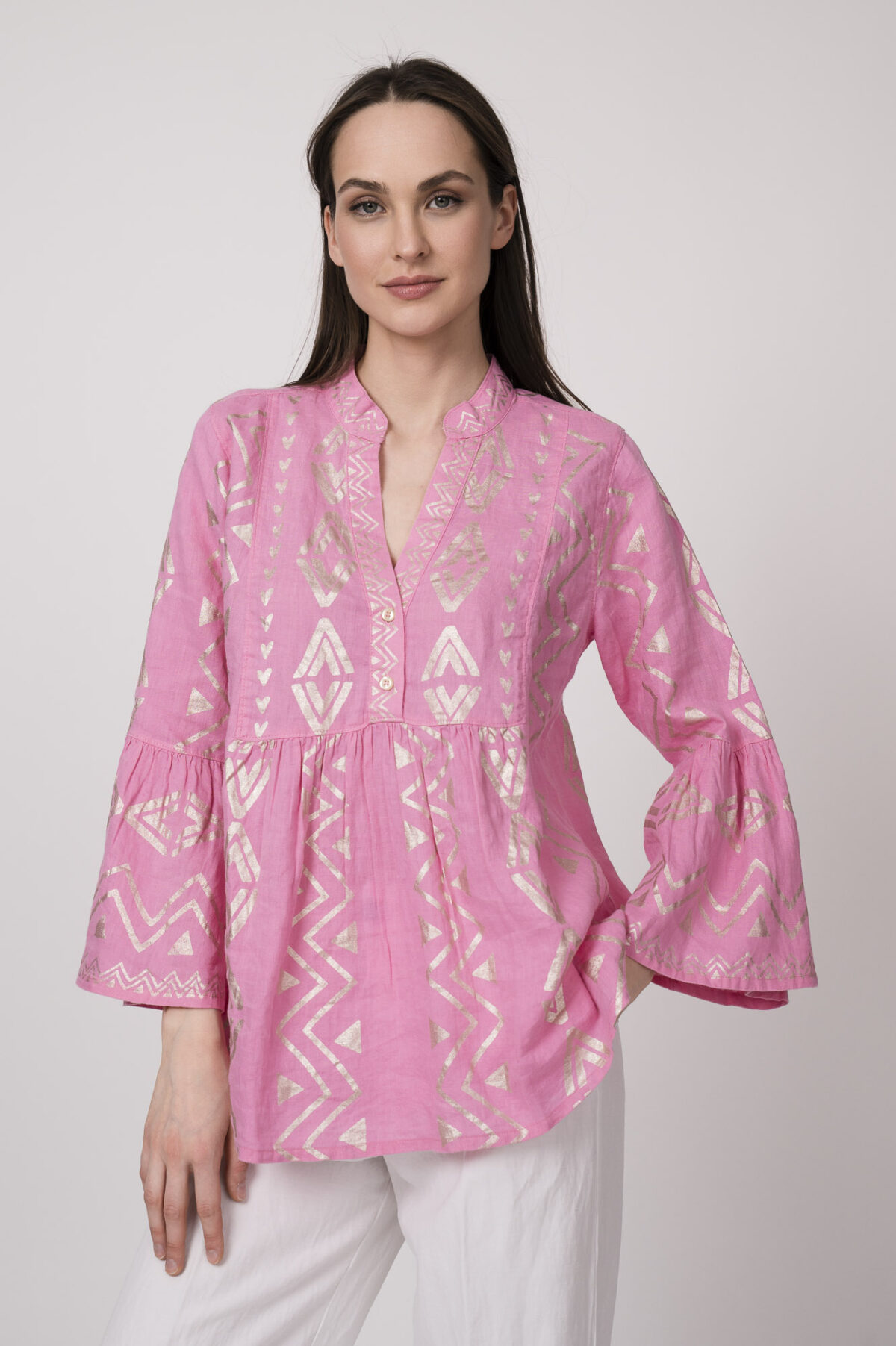 Model trägt eine pinke Tunika der Marke Grace.