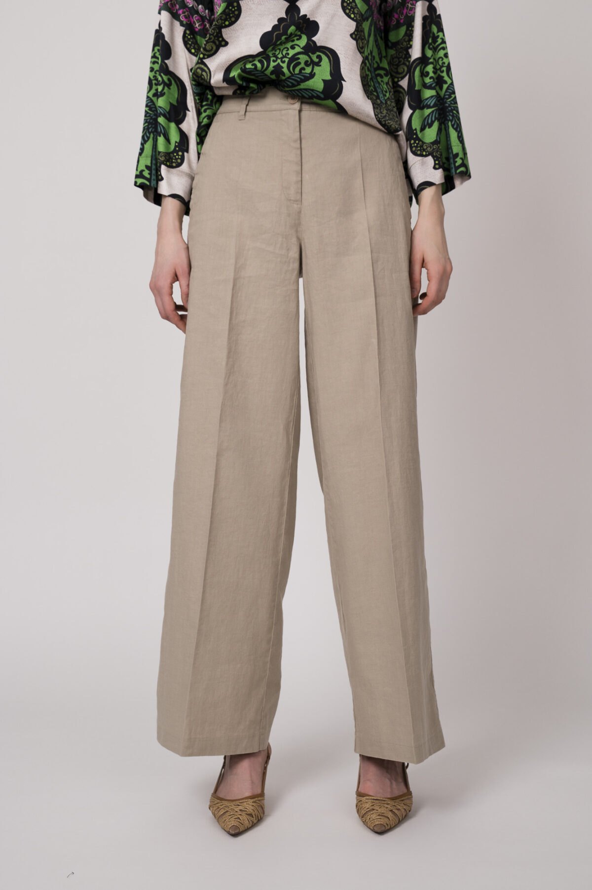 Model trägt eine beige Hose der Marke Cambio.