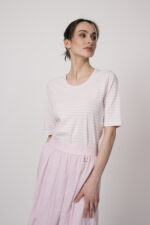 Model trägt ein weiß rosa gestreiftes Shirt der Marke Joop!