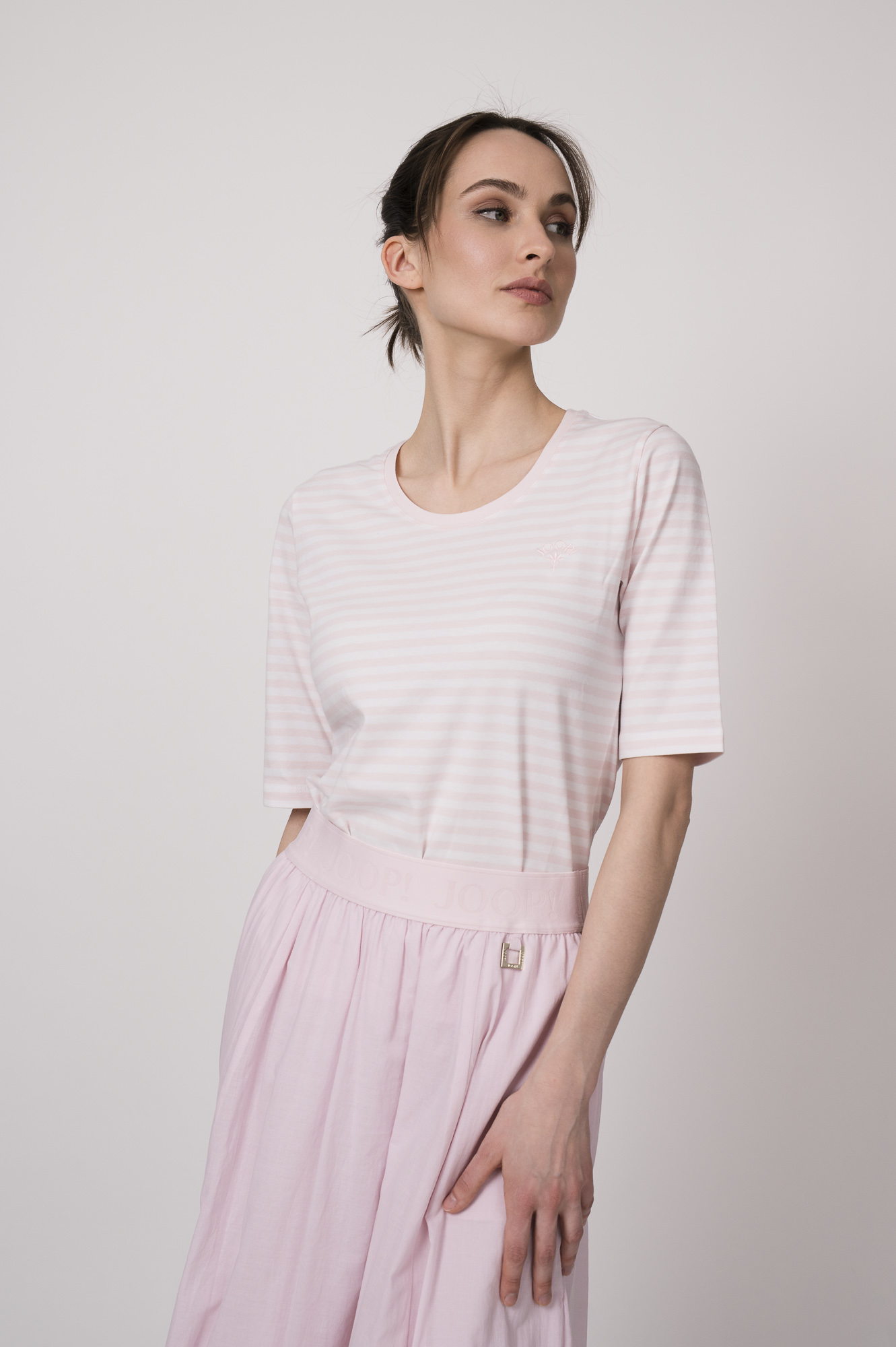 Model trägt ein weiß rosa gestreiftes Shirt der Marke Joop!