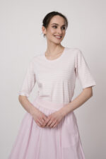 Model trägt ein weiß rosa gestreiftes Shirt der Marke Joop!