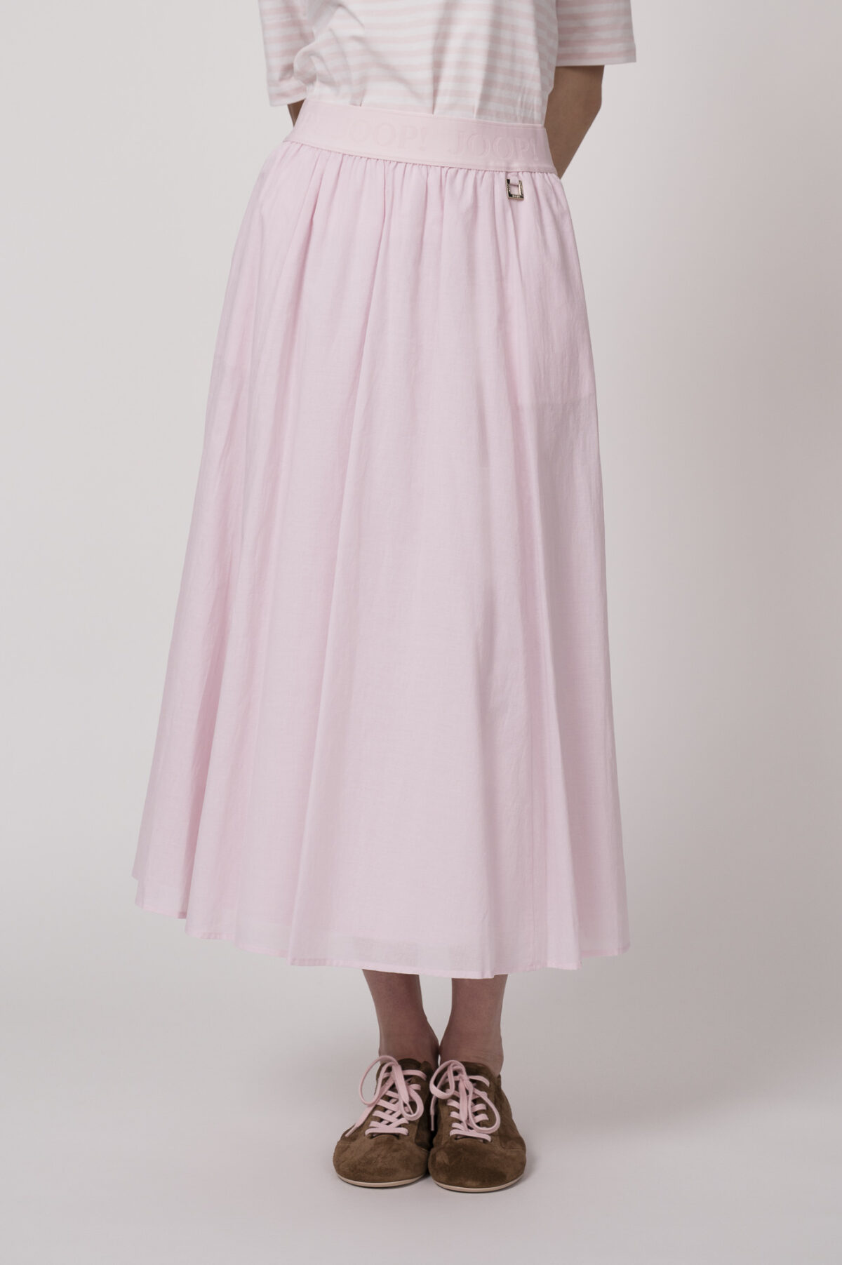 Model trägt einen rosa Rock der Marke Joop!