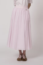 Model trägt einen rosa Rock der Marke Joop!