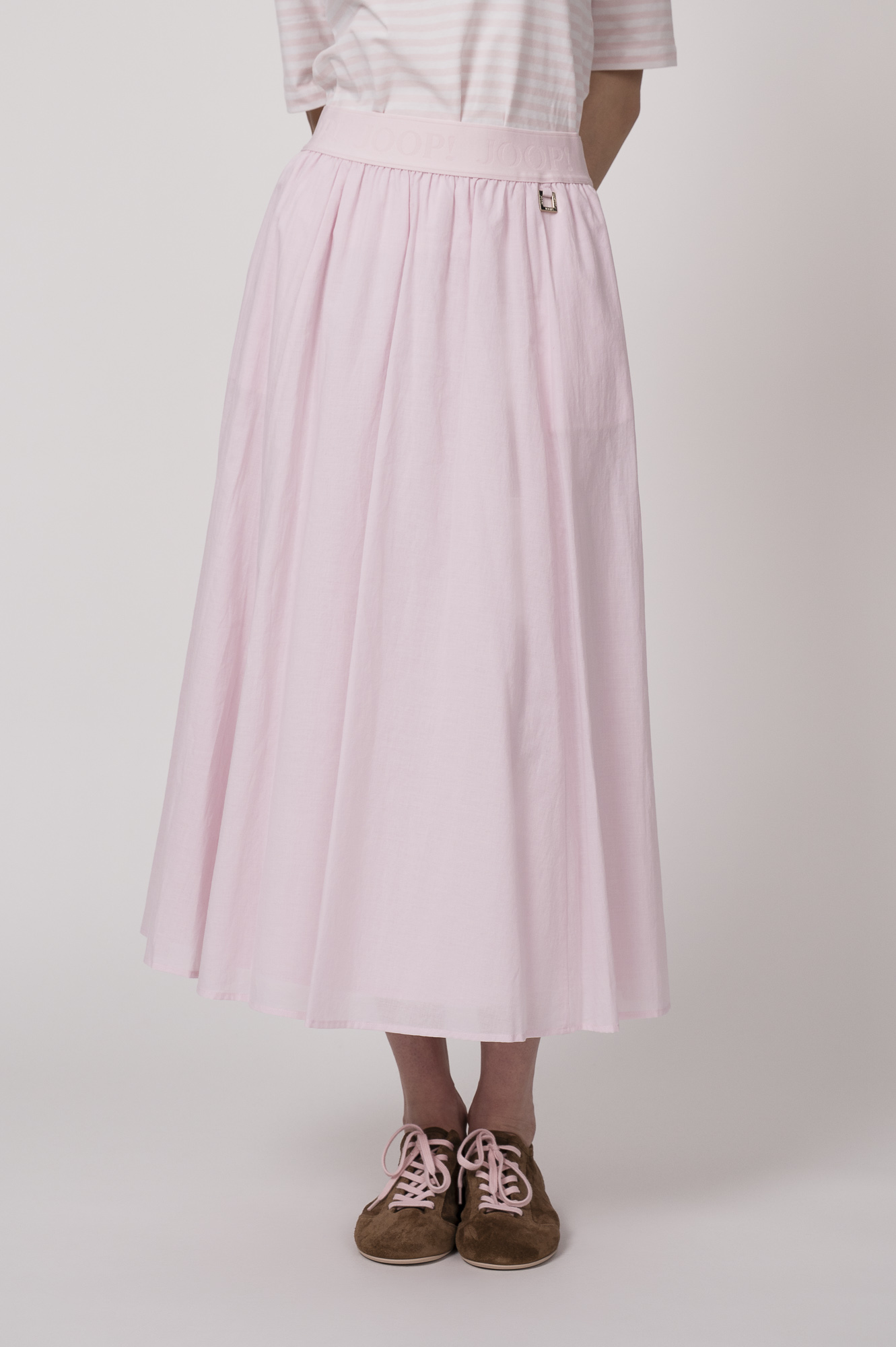 Model trägt einen rosa Rock der Marke Joop!