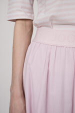 Model trägt einen rosa Rock der Marke Joop!