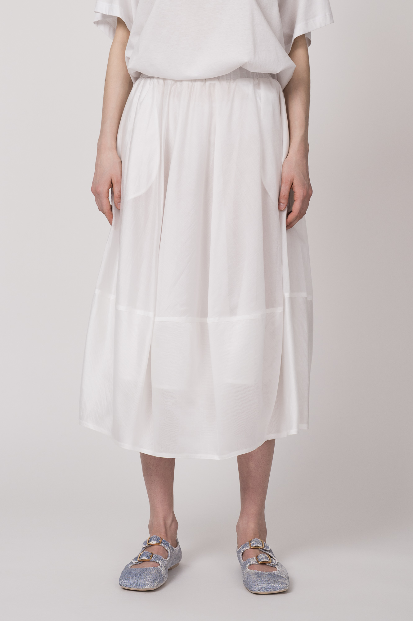 Model trägt einen weißen Rock der Marke Me iMeij.