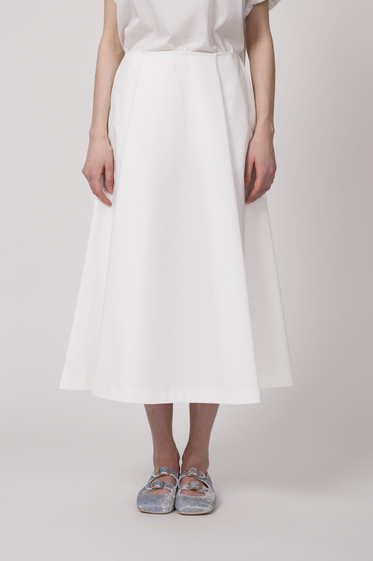 Model trägt einen weißen Rock der Marke MeiMeij.