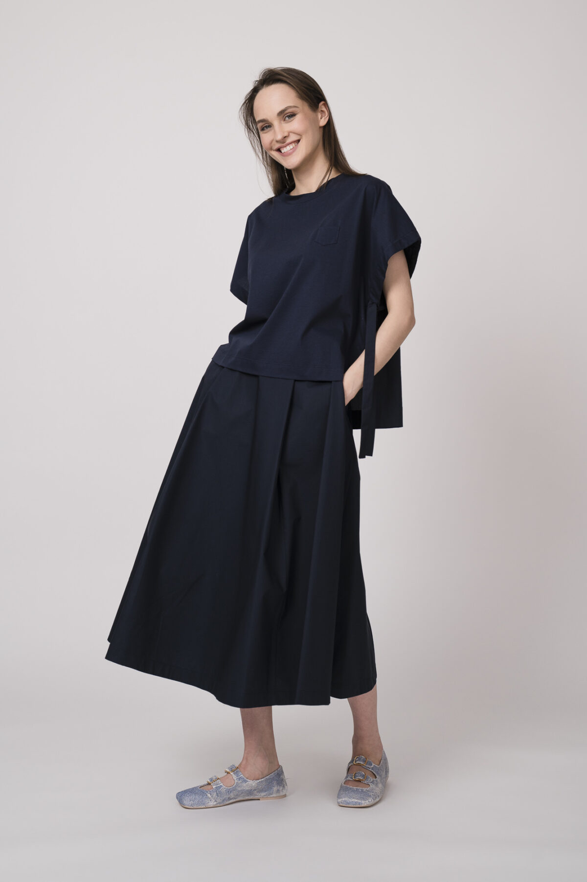 Model trägt ein marine-blaues Oberteil und einen marine-blauen Rock der Marke MeiMeij.