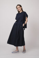 Model trägt ein marine-blaues Oberteil und einen marine-blauen Rock der Marke MeiMeij.