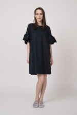 Model trägt ein marine-blaues Kleid mit Blumen-Ornamenten an den Ärmeln der Marke MeiMeij.