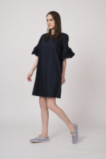 Model trägt ein marine-blaues Kleid mit Blumen-Ornamenten an den Ärmeln der Marke MeiMeij.