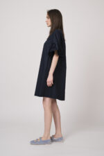 Model trägt ein marine-blaues Kleid mit Blumen-Ornamenten an den Ärmeln der Marke MeiMeij.