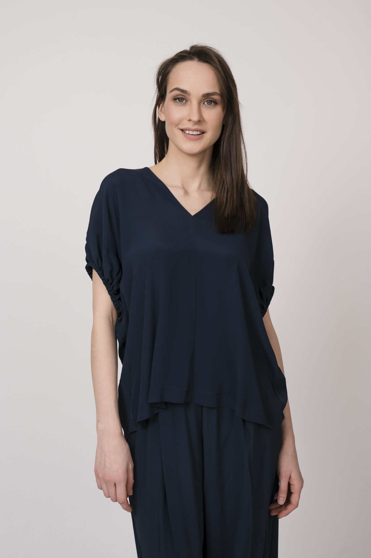 Model trägt ein marine-blaues Oberteil der Marke MeiMeij.