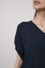 Model trägt ein marine-blaues Oberteil der Marke MeiMeij.