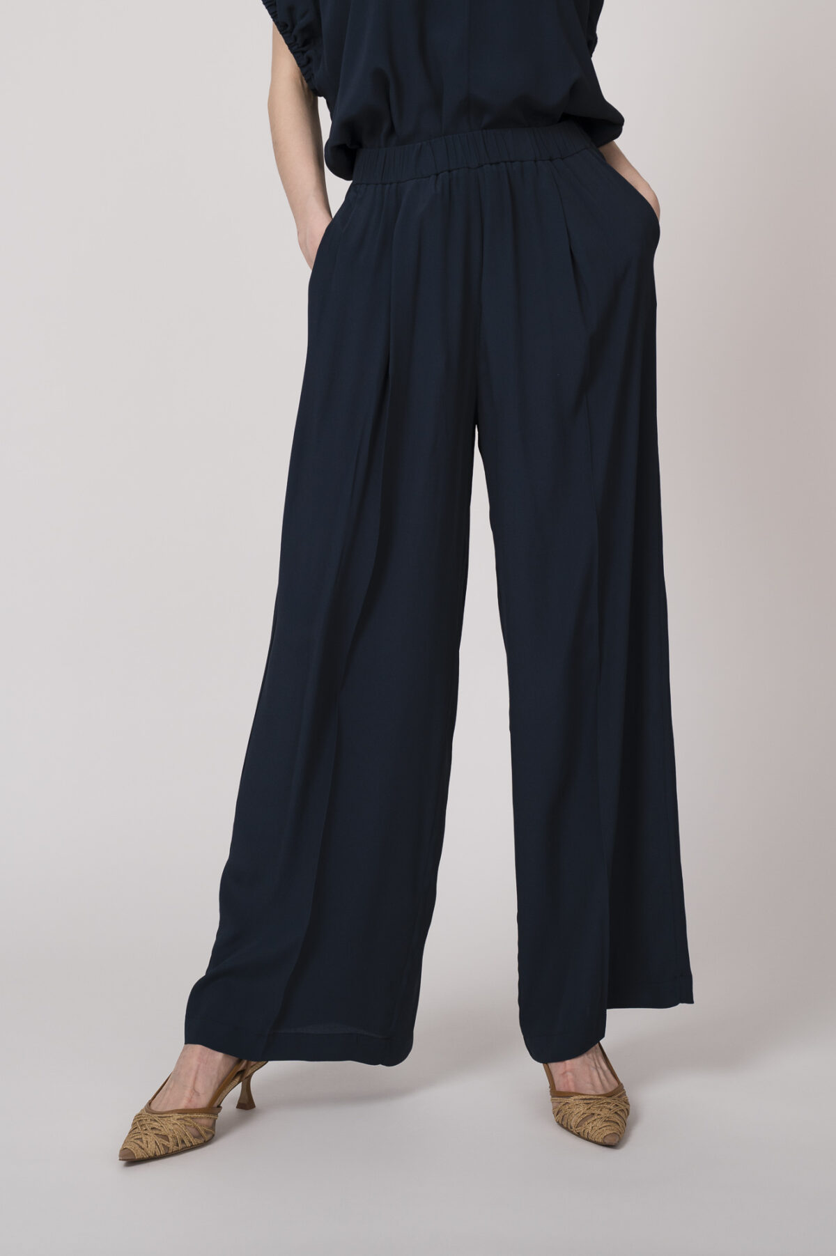 Model trägt eine marine-blaue Hose der Marke MeiMeij.