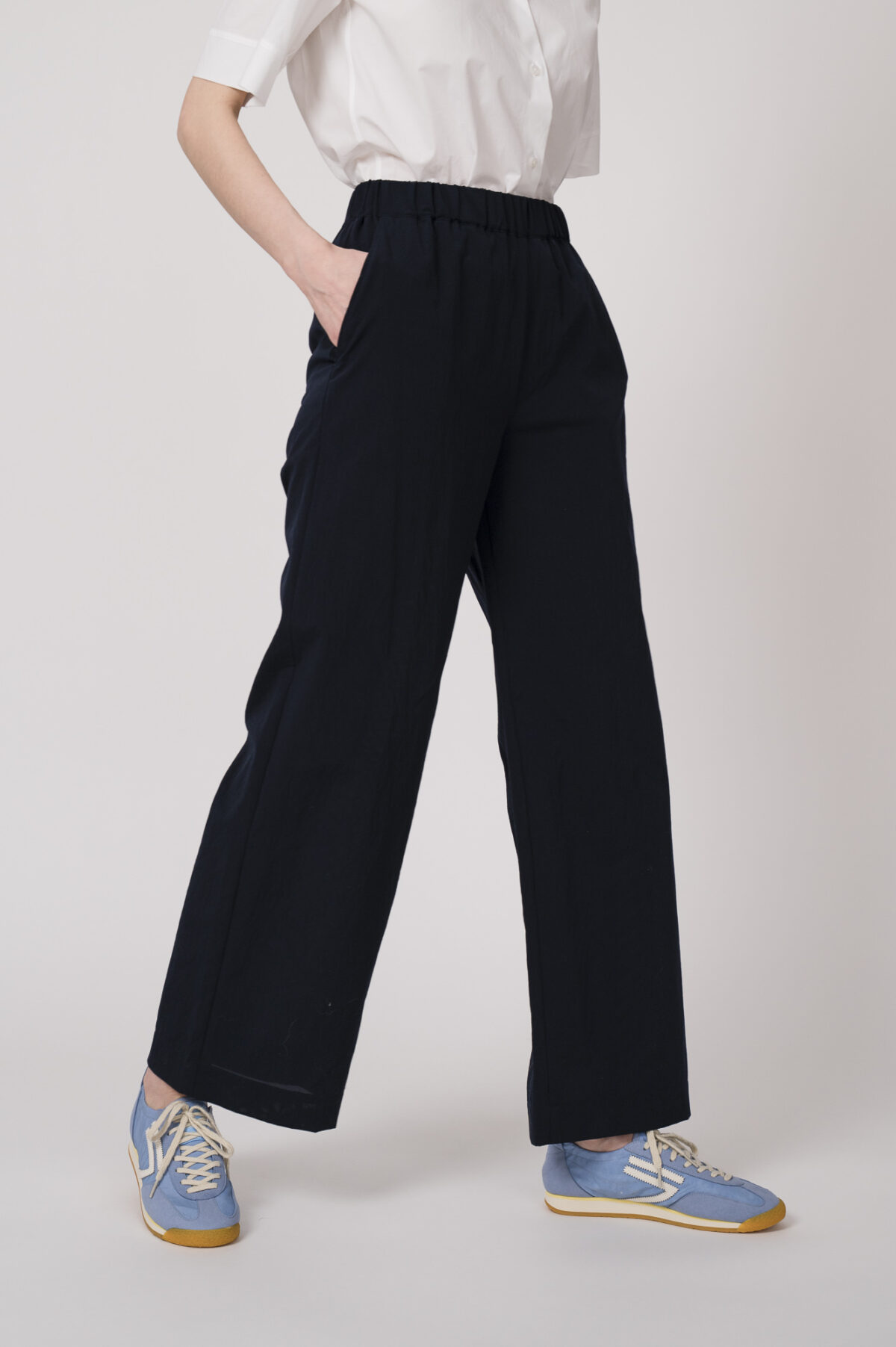 Model trägt eine marine-blaue Hose der Marke Lis Lareida