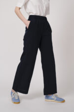 Model trägt eine marine-blaue Hose der Marke Lis Lareida