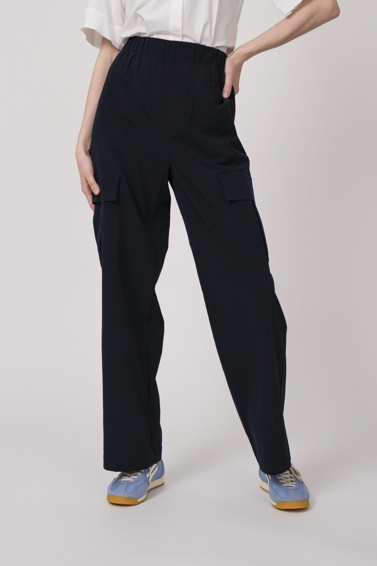 Model trägt eine marine-blaue Hose mit Seitentaschen der Marke Lis Lareida