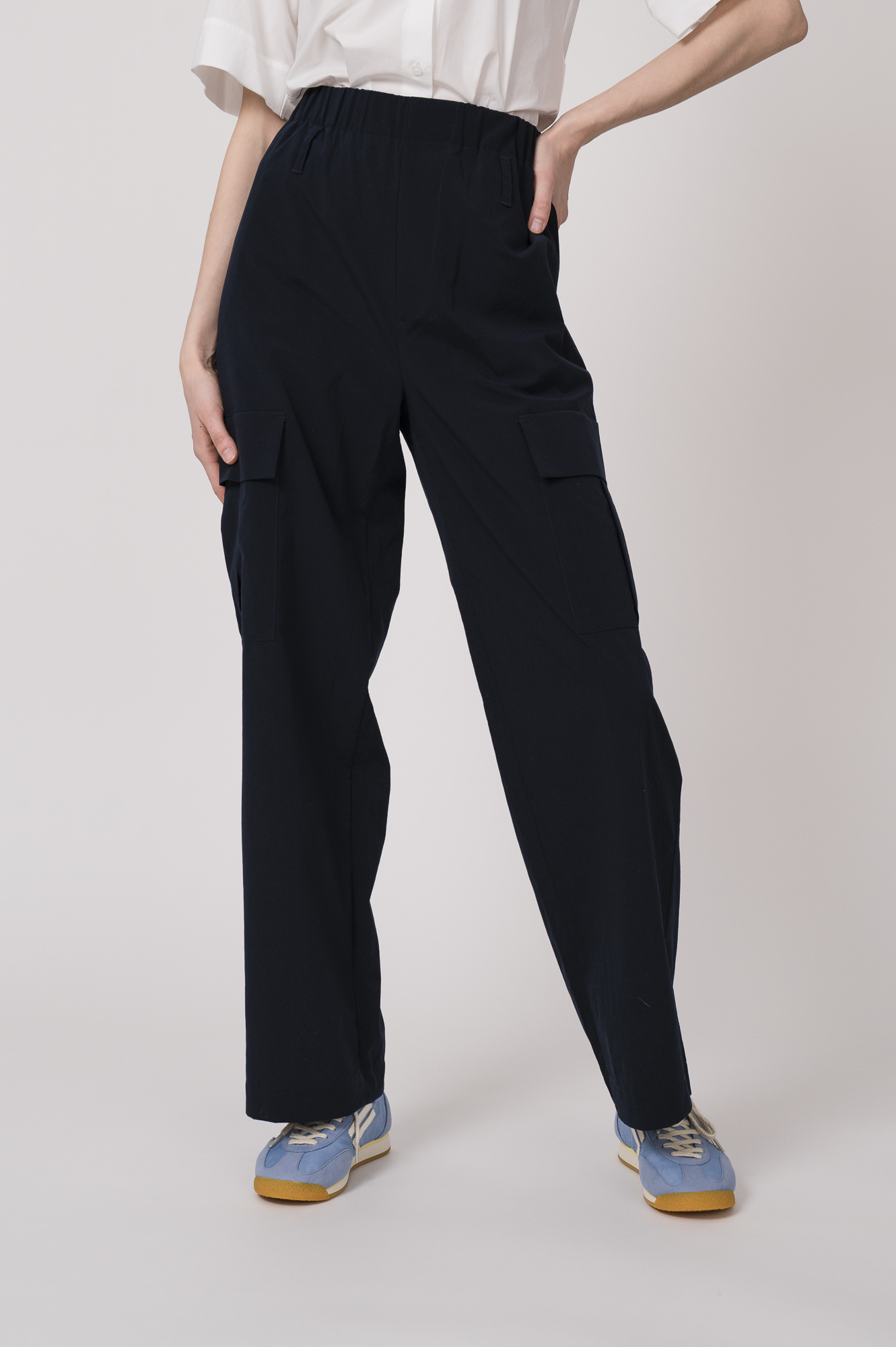 Model trägt eine marine-blaue Hose mit Seitentaschen der Marke Lis Lareida
