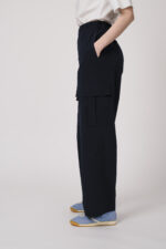 Model trägt eine marine-blaue Hose mit Seitentaschen der Marke Lis Lareida