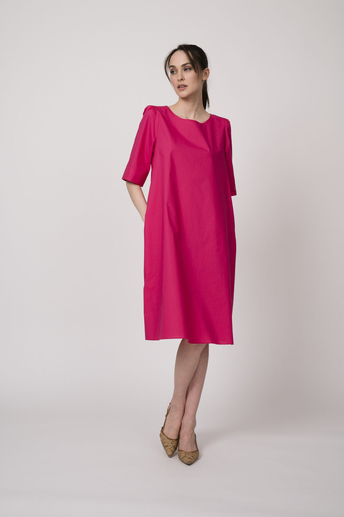 Model trägt ein pinkes Kleid der Marke Susanne Bommer.