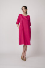 Model trägt ein pinkes Kleid der Marke Susanne Bommer.