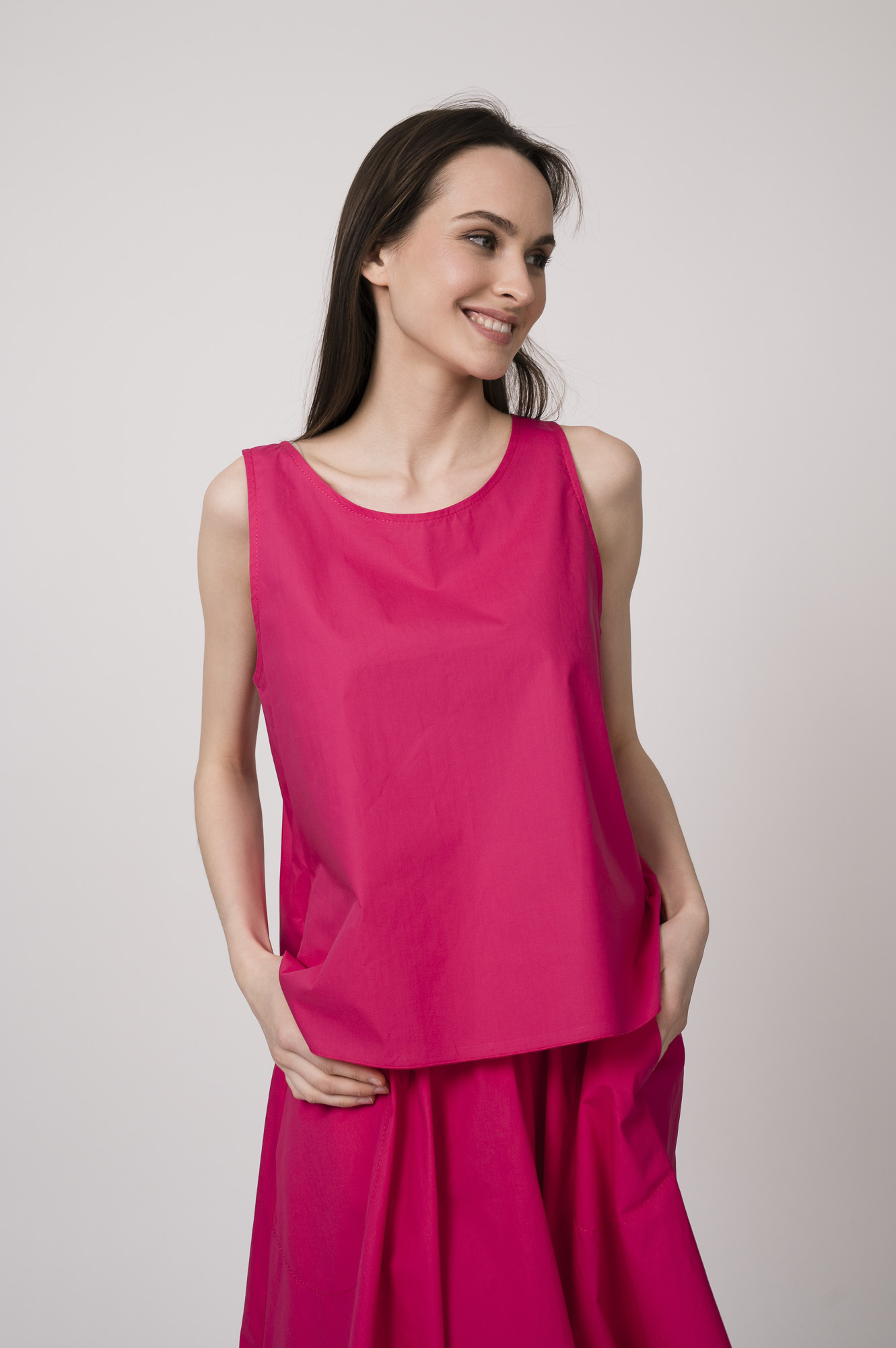 Model trägt ein pinkes Top der Marke Susanne Bommer.