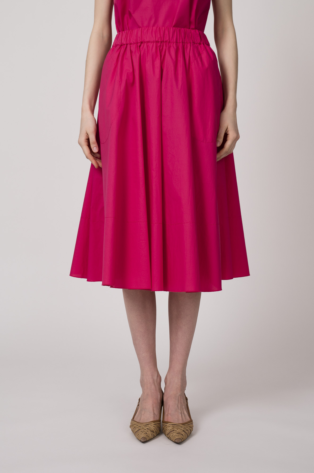 Model trägt einen pinken Rock der Marke Susanne Bommer.