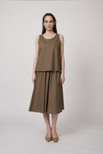 Model trägt ein schlamm-farbiges Top und einen schlamm-farbigen Rock der Marke Susanne Bommer.