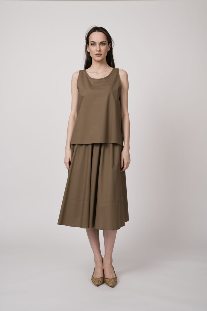 Model trägt ein schlamm-farbiges Top und einen schlamm-farbigen Rock der Marke Susanne Bommer.