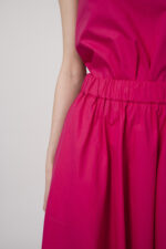 Model trägt einen pinken Rock der Marke Susanne Bommer.