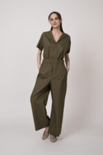 Model trägt eine olivgrüne Bluse und eine olivgrüne Hose der Marke Susanne Bommer.