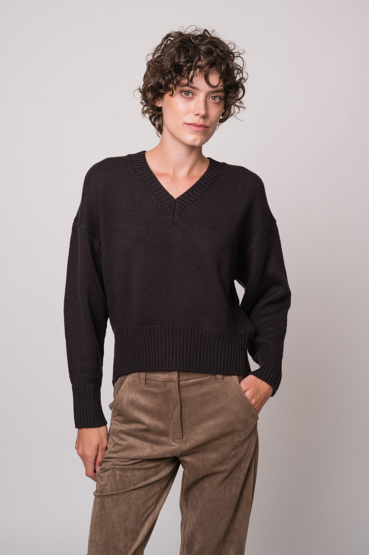 Model trägt einen dunkelbraunen Pullover der Marke Meimeij.