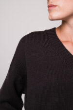 Model trägt einen dunkelbraunen Pullover der Marke Meimeij.