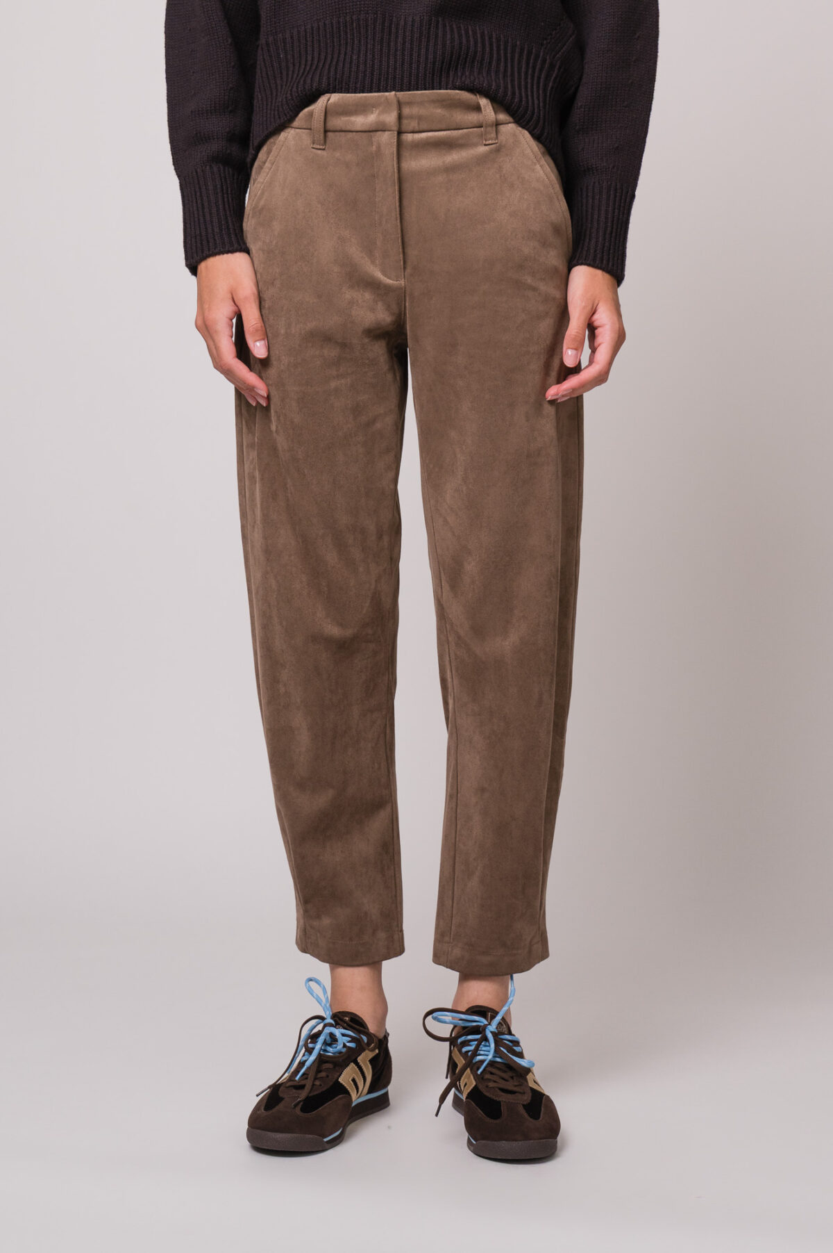 Model trägt eine braune Hose der Marke Cambio.