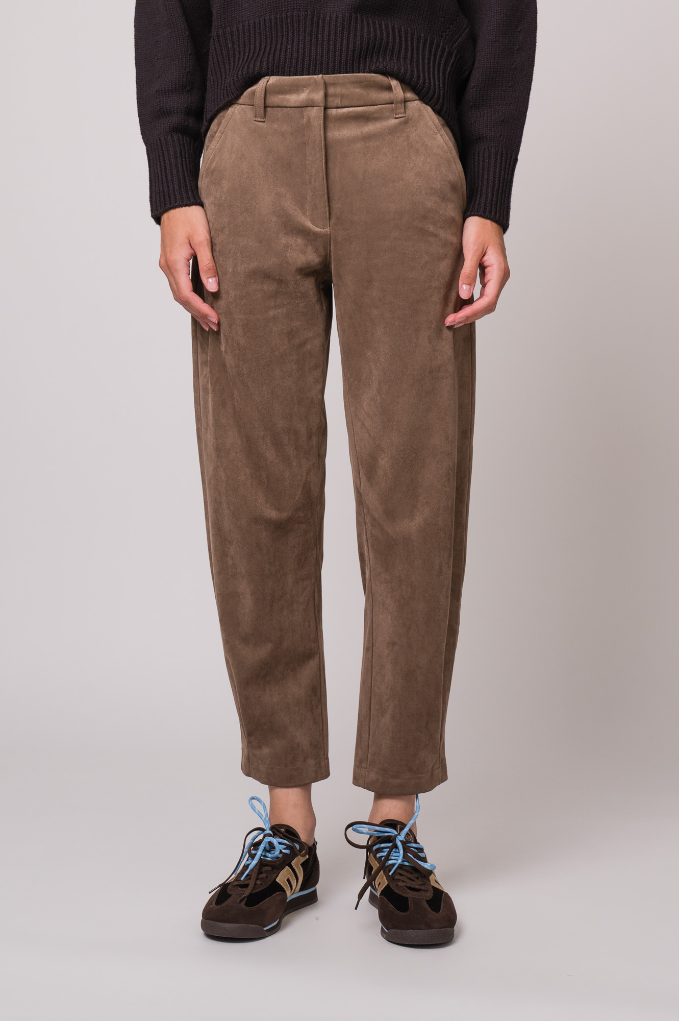 Model trägt eine braune Hose der Marke Cambio.