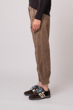 Model trägt eine braune Hose der Marke Cambio.
