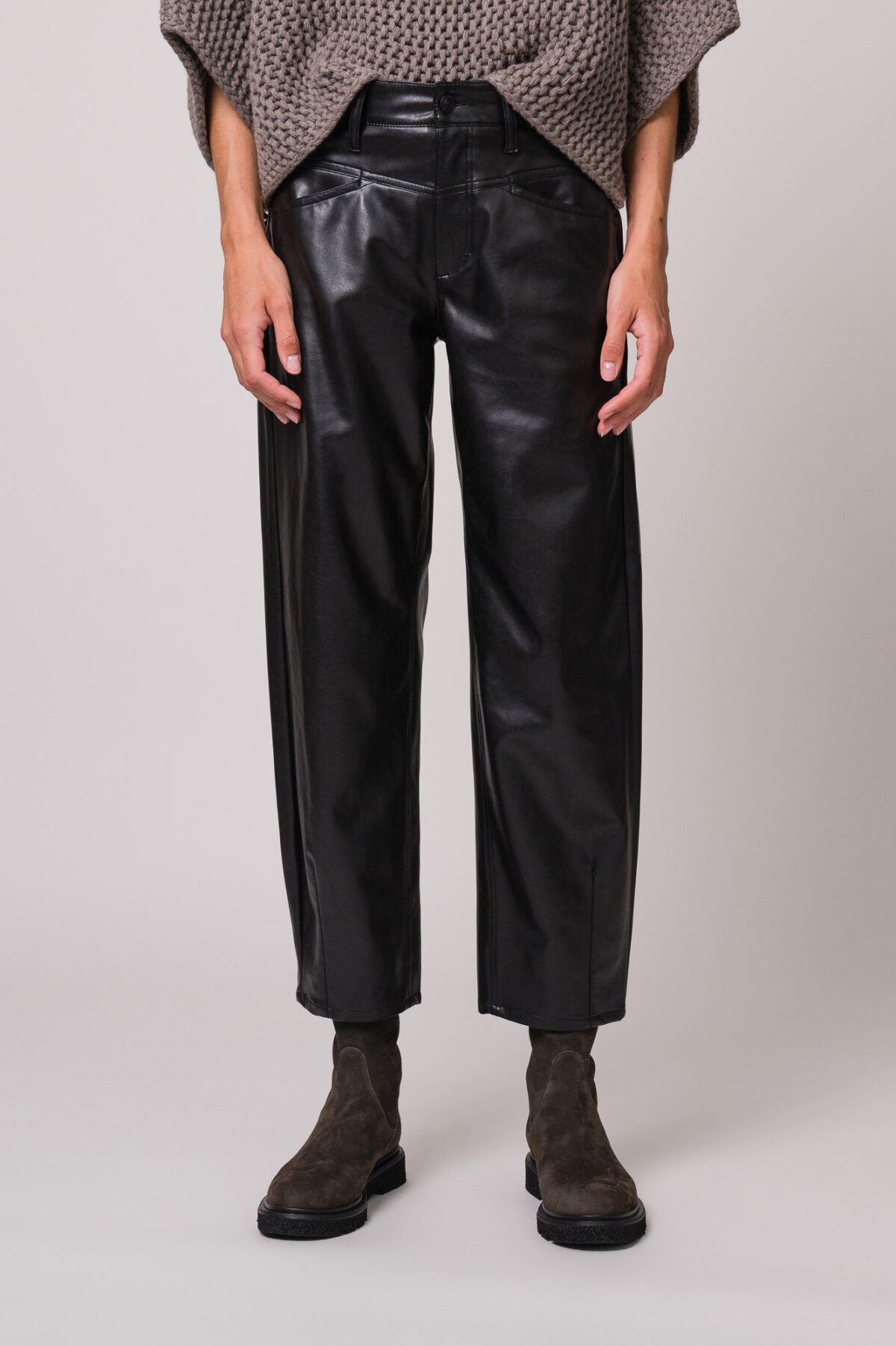 Model trägt eine schwarze Fake Lederhose der Marke Cambio.