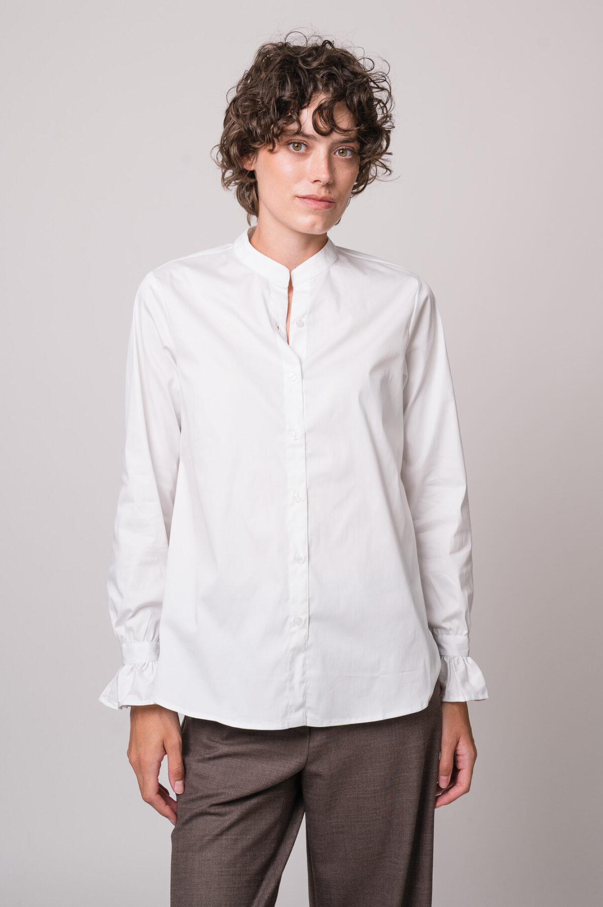 Model trägt eine weiße Bluse der Marke Rossana Diva.