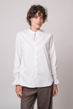 Model trägt eine weiße Bluse der Marke Rossana Diva.