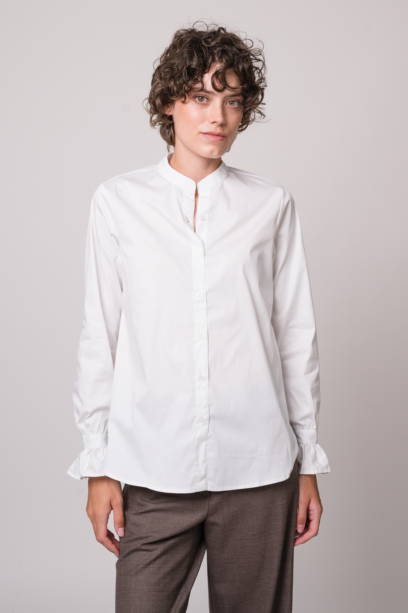 Model trägt eine weiße Bluse der Marke Rossana Diva.