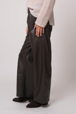 Model trägt eine braune Hose der Marke Lis Lareida.