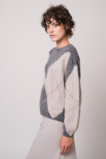 Model trägt einen grau gemusterten Pullover der Marke Luisa Cerano